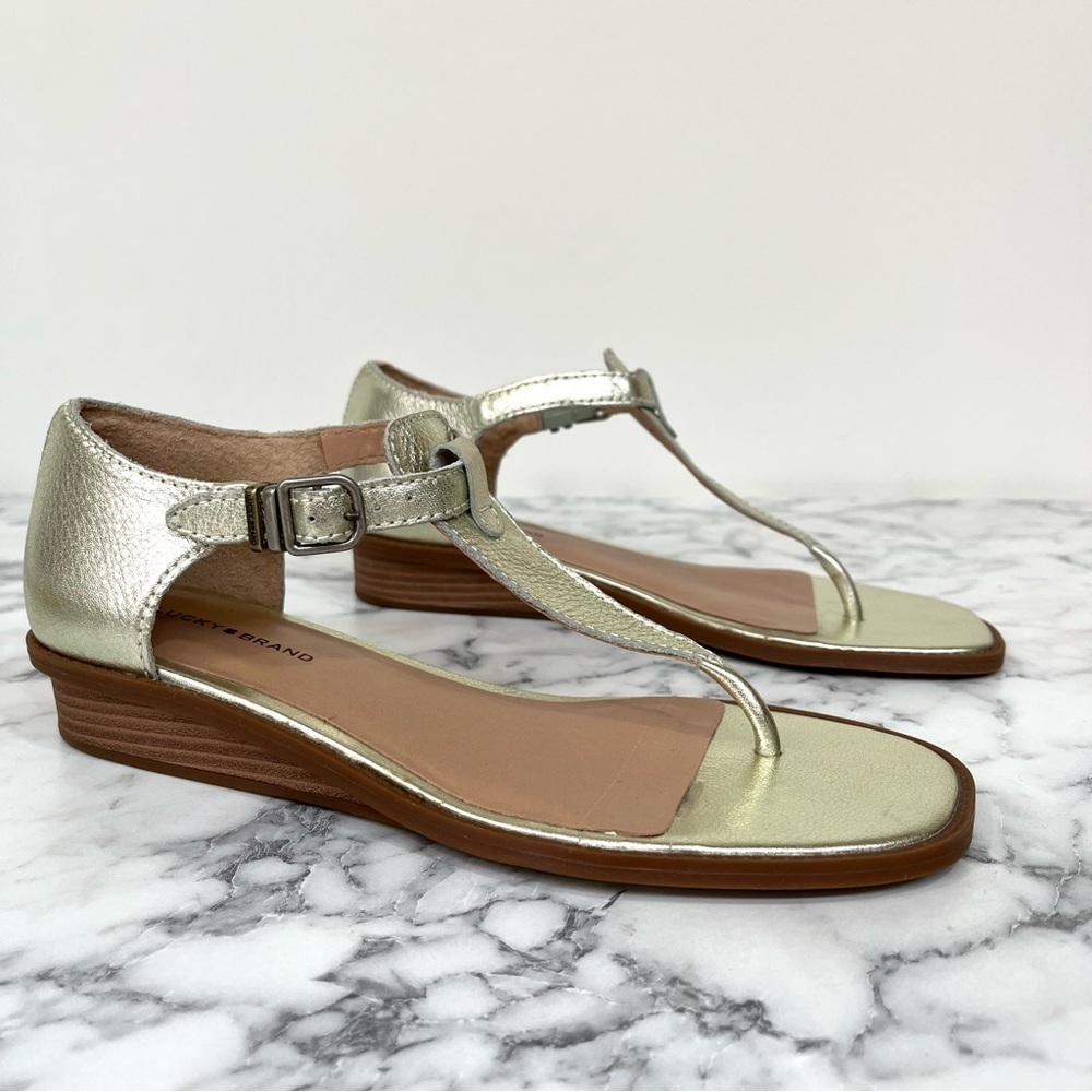 Lucky Brand Annamae Womens Seafoam Gold Leather Wedge Thong Sandals Size 7.5